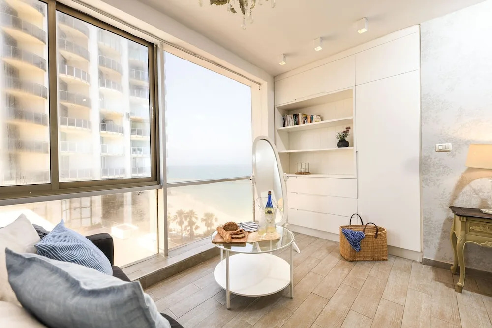 Beachfront w SeaView In a beautiful bldg