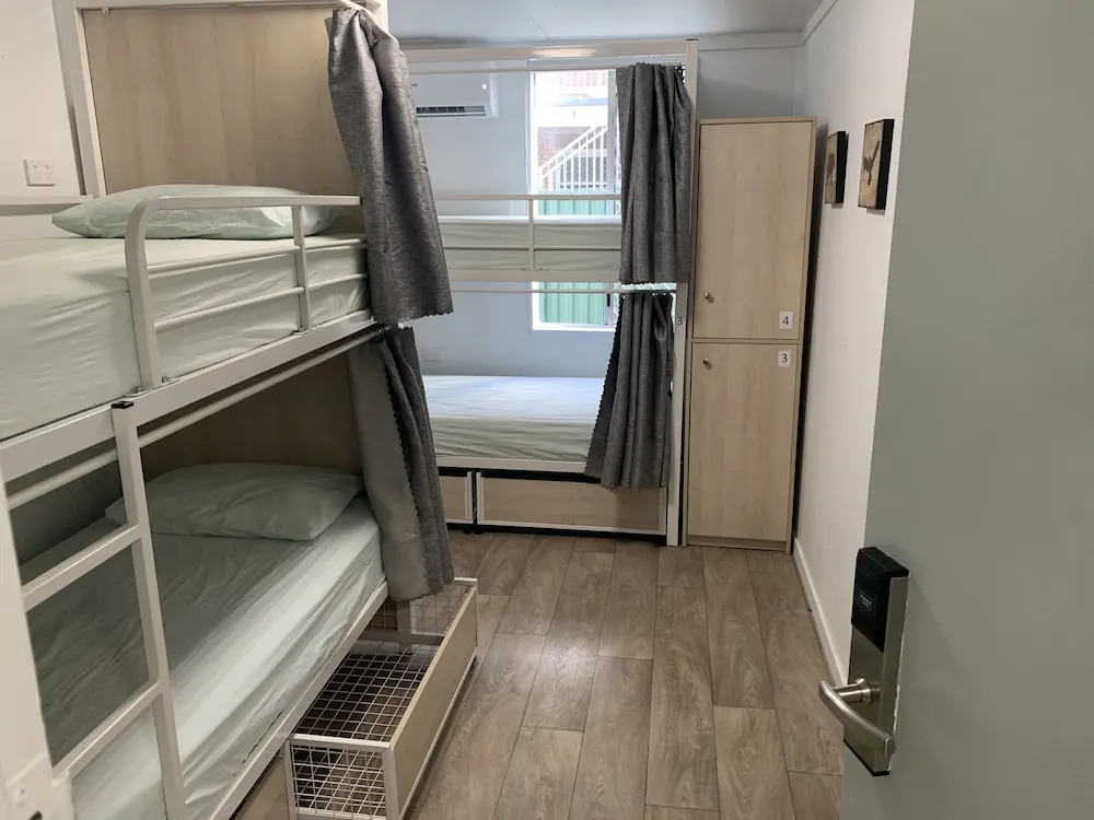 Mummas Hostel Surfers Paradise - 18 to 40 years old - Passport Only
