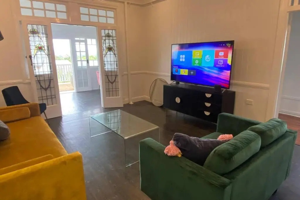 Urban Getaway Top Floor 4BR 4BA, AC, Sauna, Ipswich