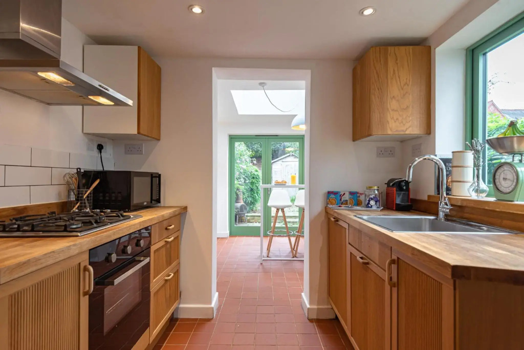 Sleeps 6 - 2 Bedroom Reading House - With WiFi, Netflix, Parking & Garden by JDF Property