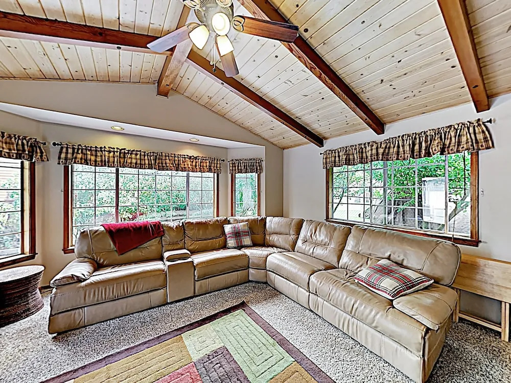 Custom W/ Hot Tub & Garage 4 Bedroom Home