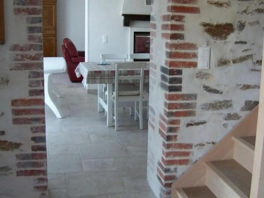Maison rénovée en pleine campagne avec terrain, terrasse et équipements familiaux - FR-1-426-157