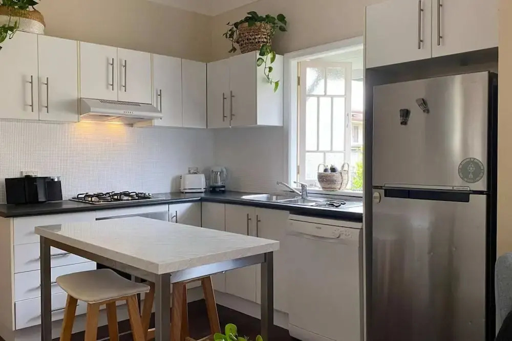 Lovely 2 Bedroom Terrace House in West End