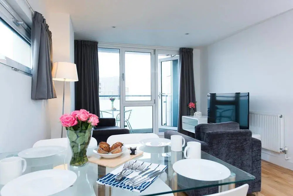 Modern 3BR Flat in Stratford With Great Views!