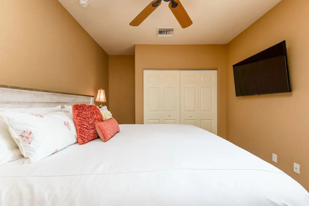 Casa Dynamite 4 Bedroom Home by RedAwning