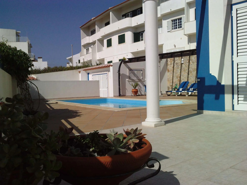 Ericeira Chill Hill Hostel & Private Rooms - Sea Food