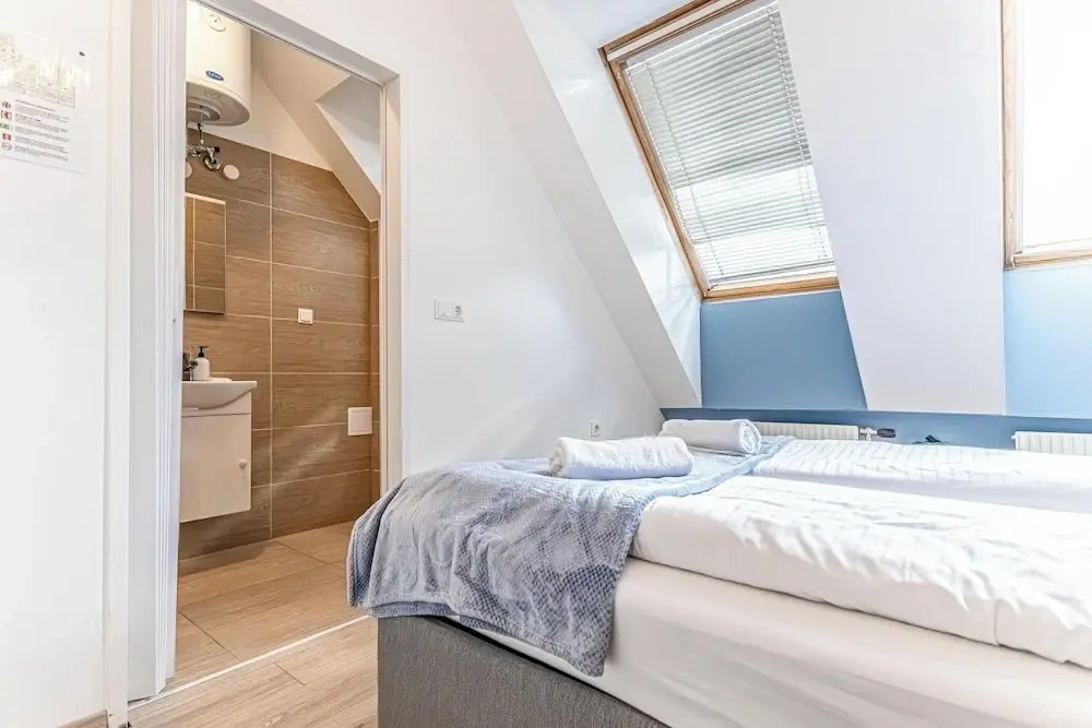 Stunning 12BR Floor For 24 People