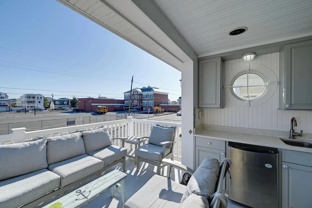 Family Home w/ 5 Decks! Fantasy Island Down Street