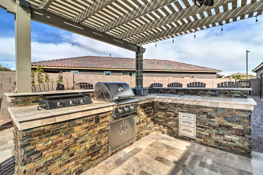 Heated Pool + Putting Green: Goodyear Retreat