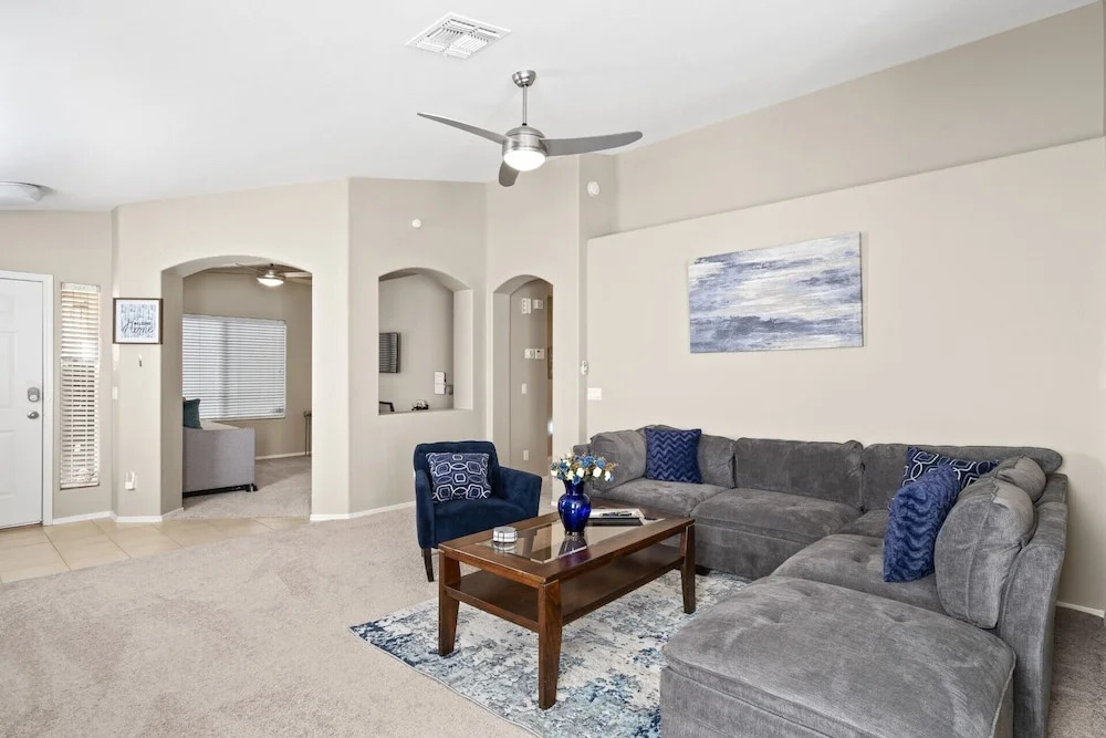 Cozy Hidden Gem - 3BR - 1Den w Backyard