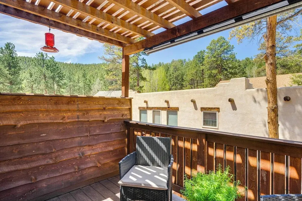 Woodland Park Apartment: Forest Views + Deck!