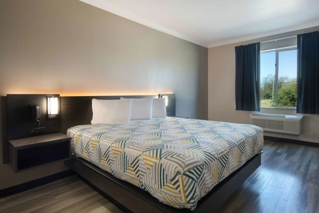 Motel 6 Fort Worth, TX – I-35 & I-20