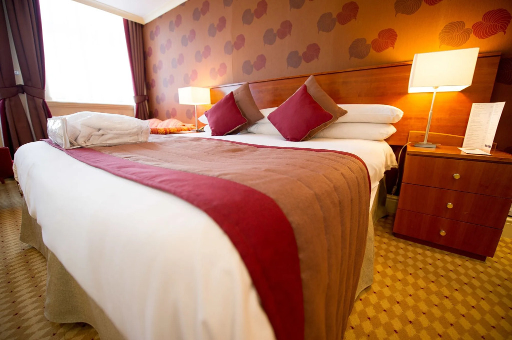Crown & Mitre Hotel