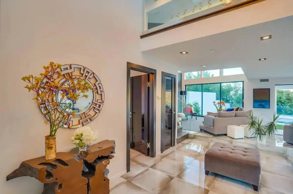 Troy Dr - Sleek & Modern Hollywood Hills Home With Stunning Views