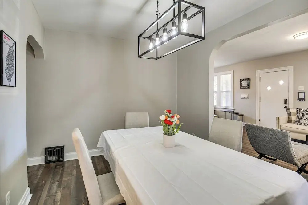1 Mi to Delmar Loop! University City Bungalow