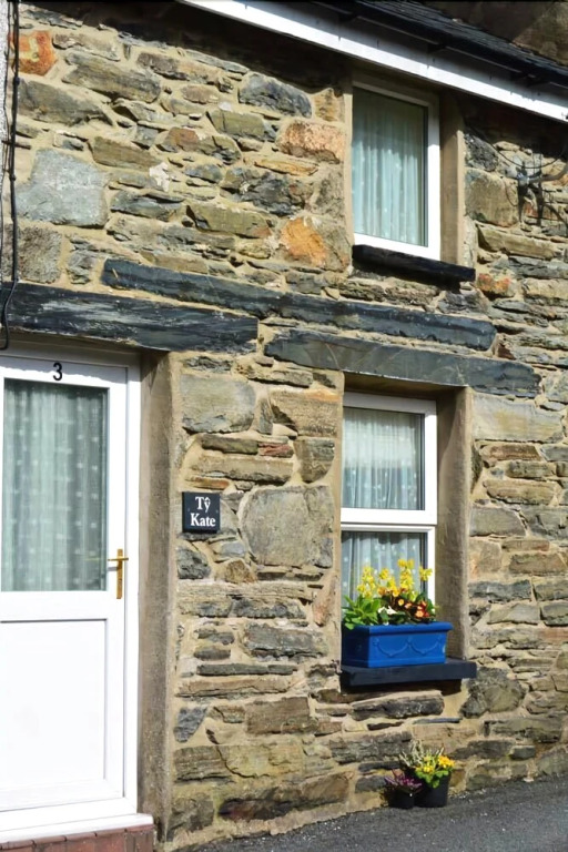 Pet friendly two bedroom cosy cottage