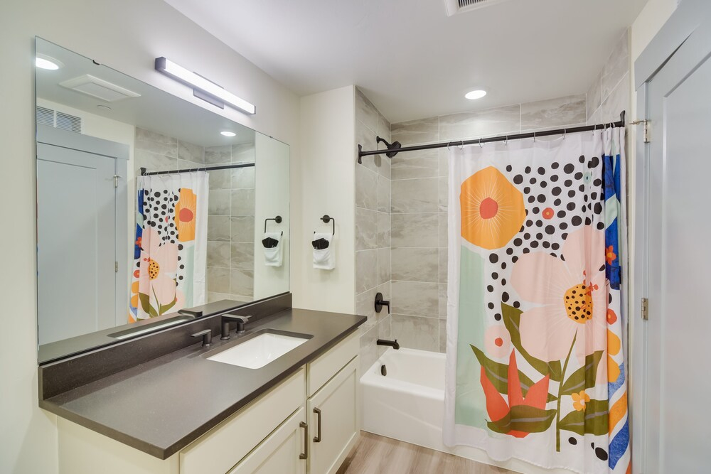 Winter Park Condo w/ Hot Tub, Balcony & Shuttle!