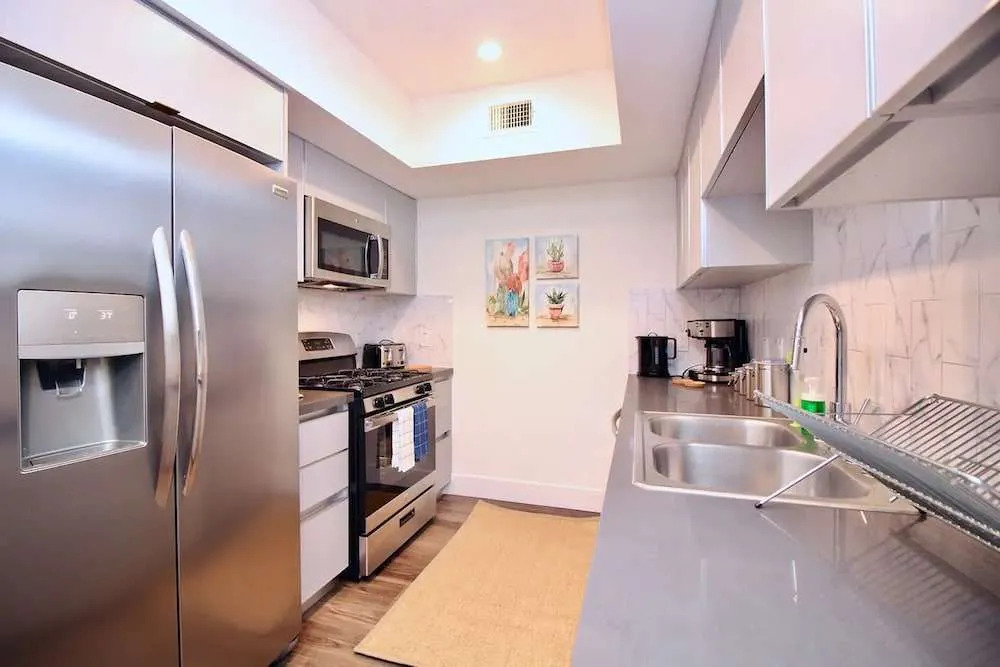 Los Angeles Deluxe Suites Free Parking