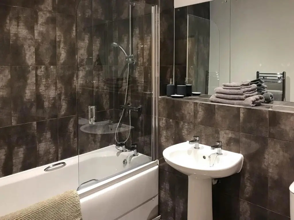 Luxury 1 Bed apartment in City Centre with parking