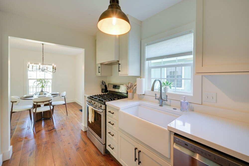 5 Mi to Pier Village: Coastal Jade Cottage