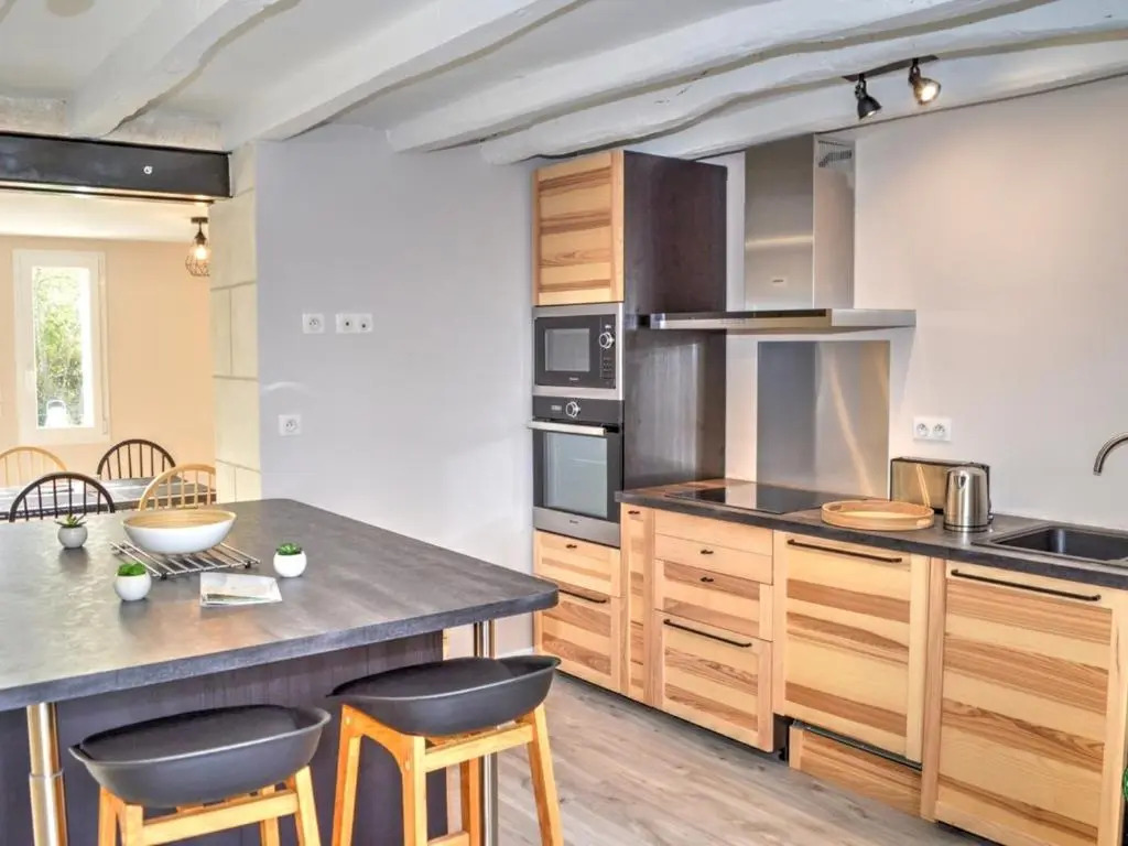 Maison de plain-pied, cour et jardin privé, proche sites touristiques, idéale familles ou amis - FR-1-381-480