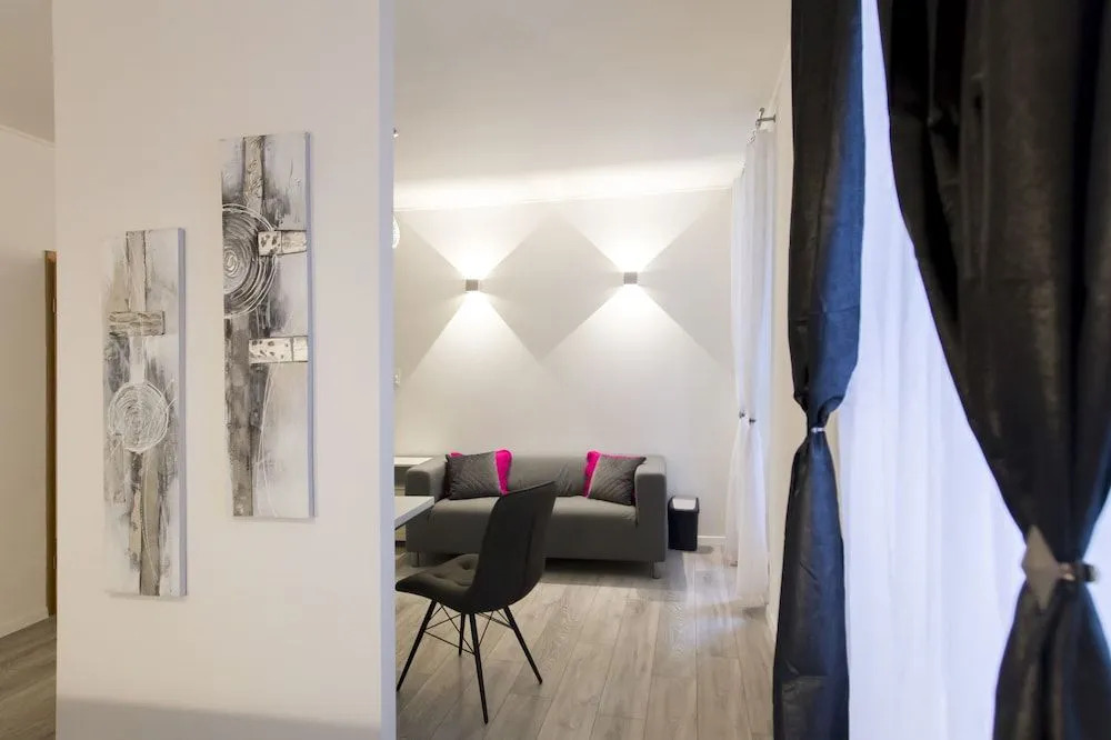 Julije Rooms
