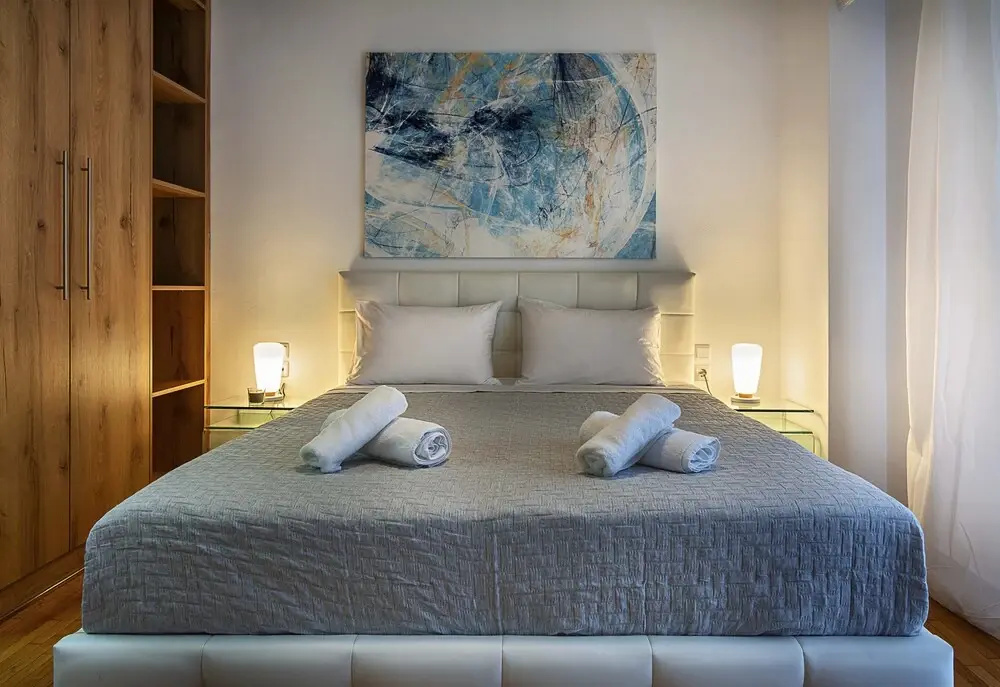 Elegant, spacious & minimalist aptm w/balcony