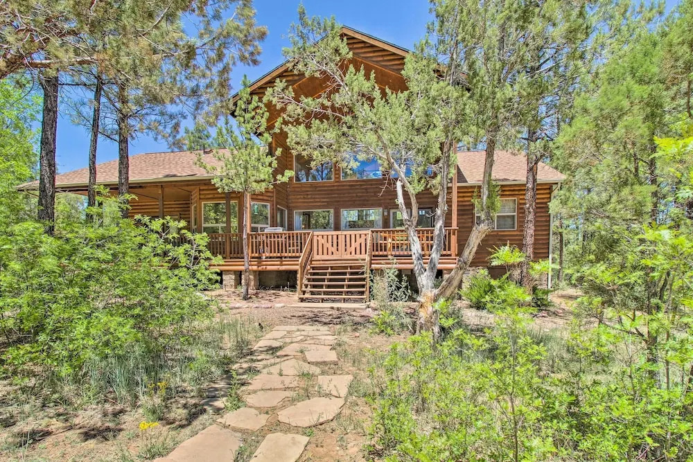 Wooded Hideaway! Spacious Show Low Log Cabin