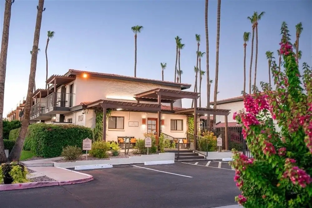 128 Fully Furnished 1BR Suite-Prime Location! by RedAwning