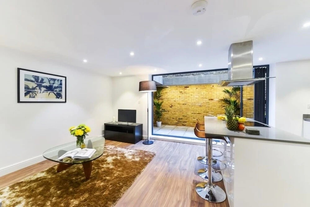 Hotel Style Penthouse Located Close to Central 8