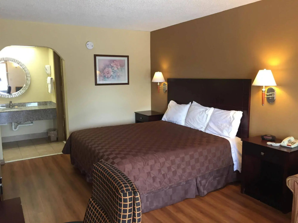 Deluxe Inn & Suites
