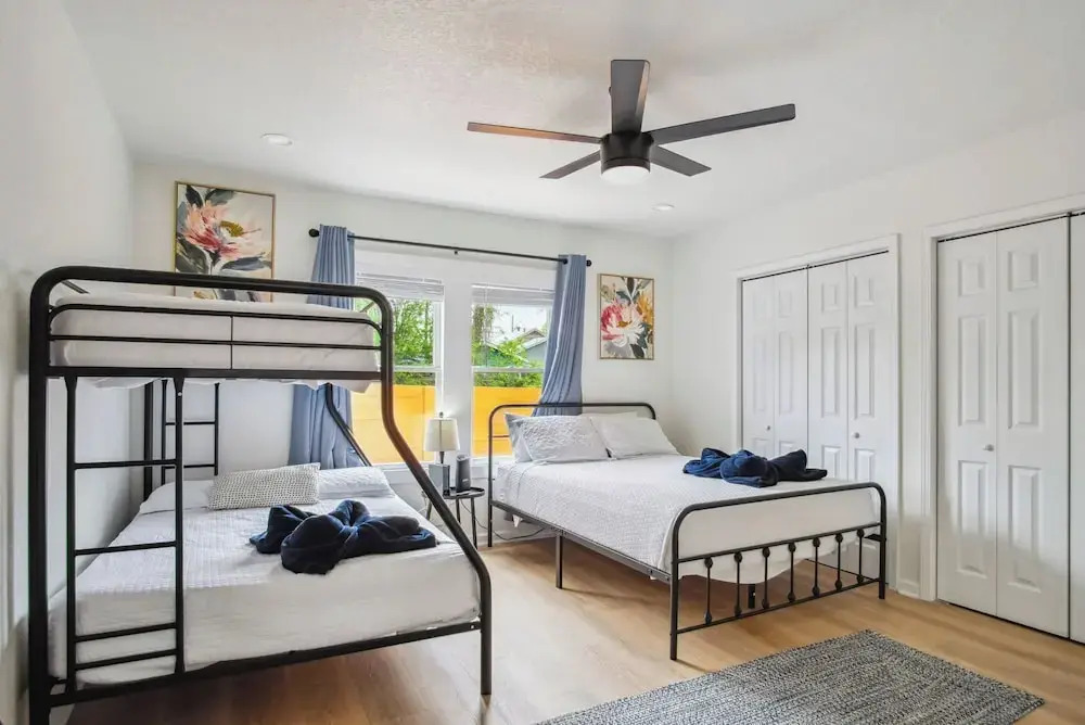 Stylish & Spacious Comfort 4br/3ba Downtown Gem!