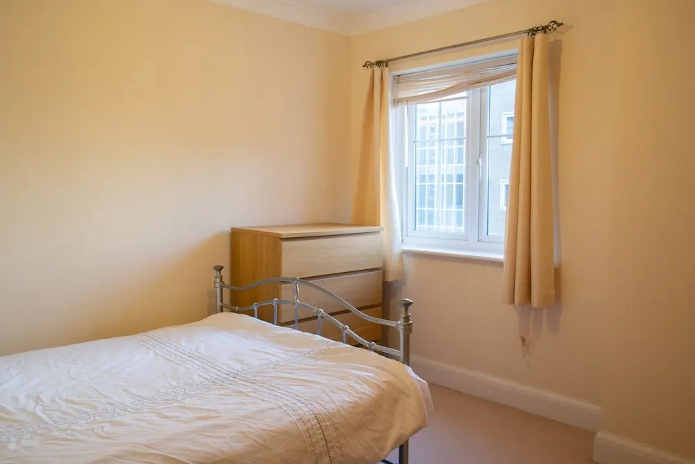 Bright 2 Bedroom Flat With Parking in Oxford