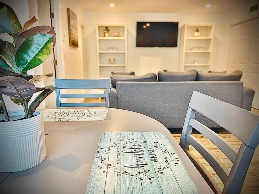 Secret Serenity! Roomy! Pool! 5 min from Beach!