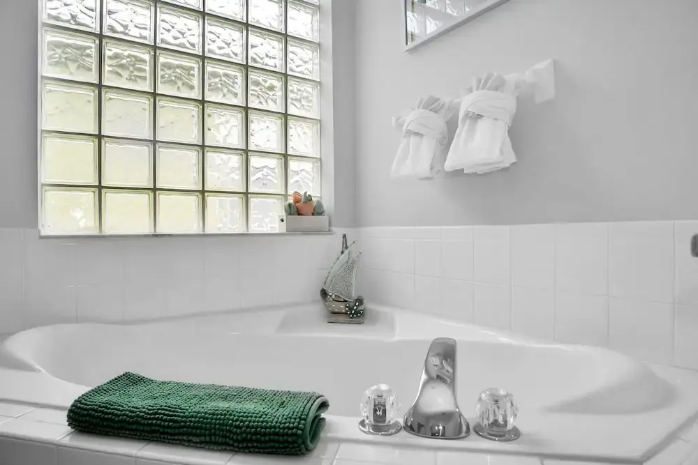 Charming Home With Private Pool and Electric Fire Place! #4bc110
