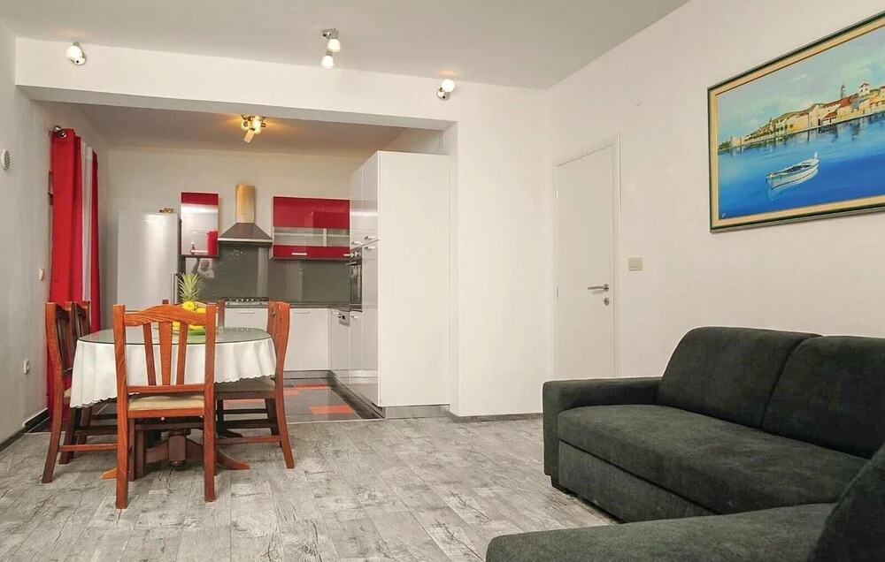 Stunning Apartment in Okrug Donji With 2 Bedrooms and Wifi