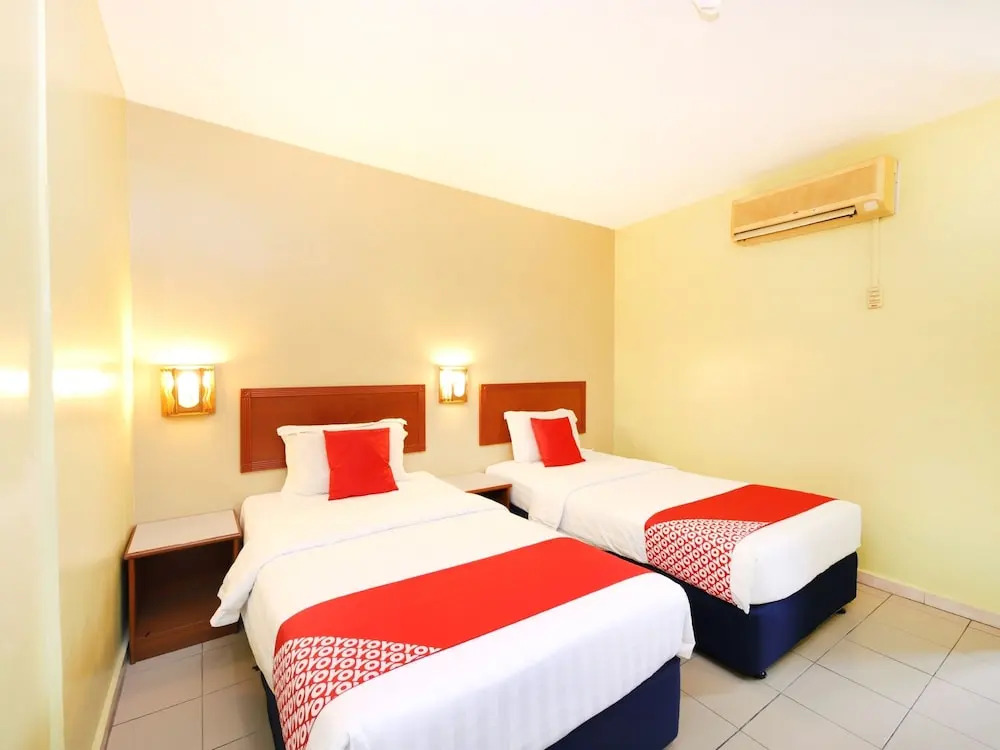 Super OYO 447 Comfort Hotel Meru