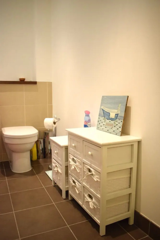 Clean Bright Apartment 7 mins from Central London