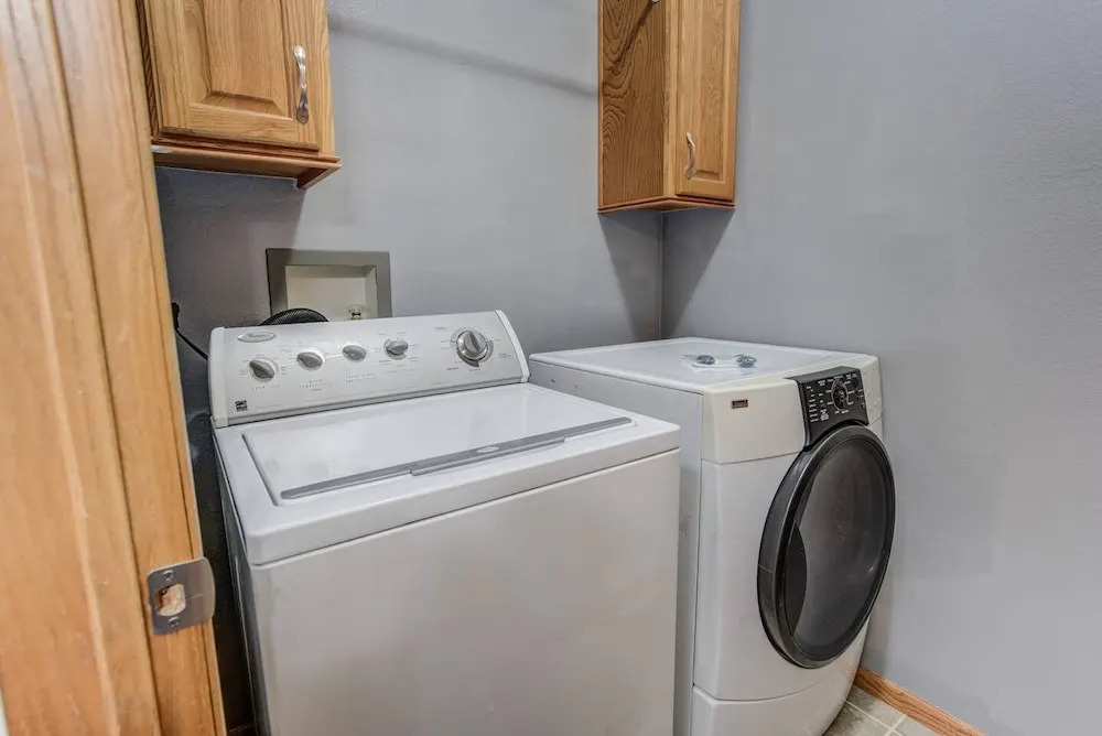Pet-friendly 4 BR Family Stay Near Downtown