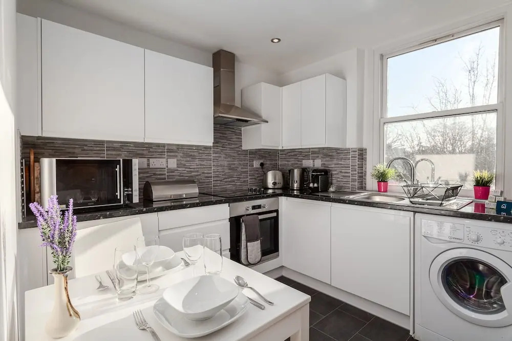 Bright and Modern Shepherd's Bush Gem - ROS