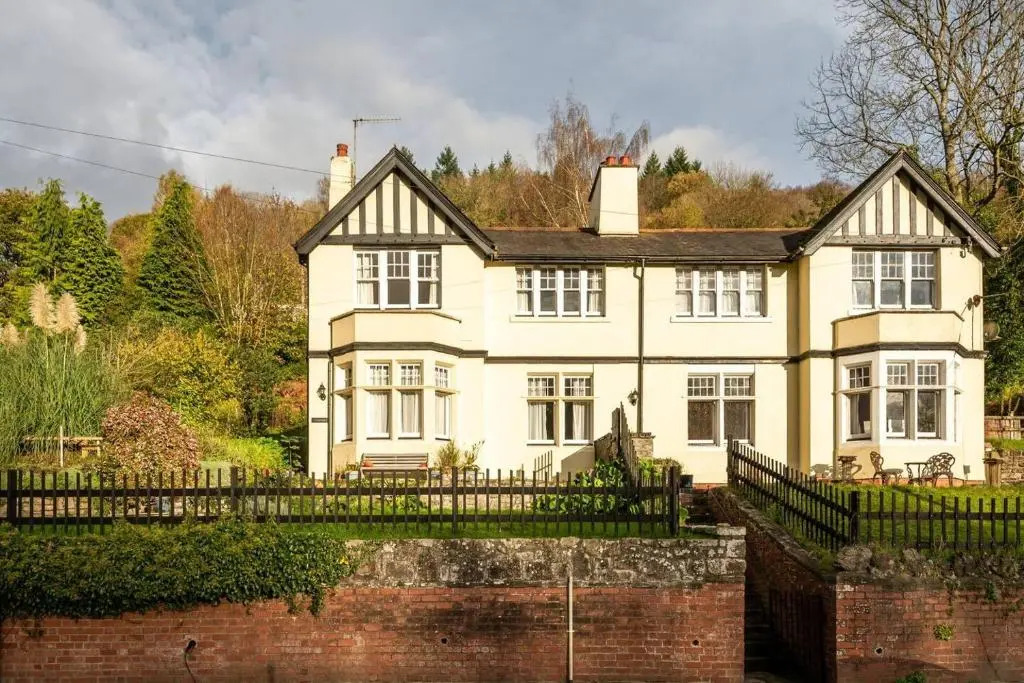 Beautiful 4-bed House in Monmouth