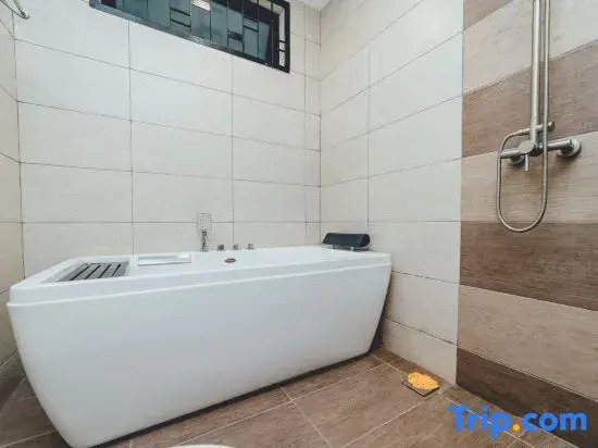 Molek Little Joy Studio 4pax Bathtub with Balcony