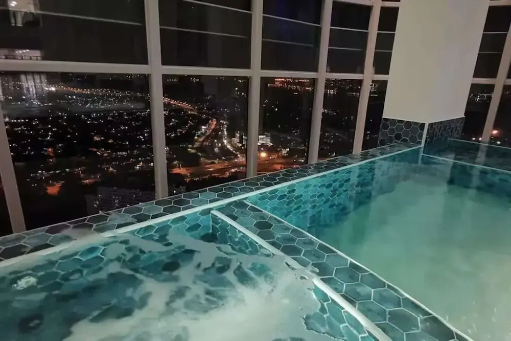 Cozy 1BR Suite at Tritower Steps to JB CIQ