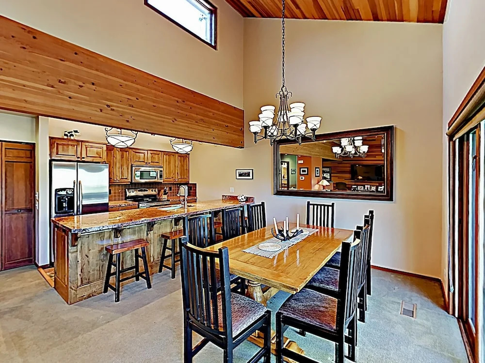 Lodge-inspired Lakeside - Walk To Lifts! 3 Bedroom Townhouse