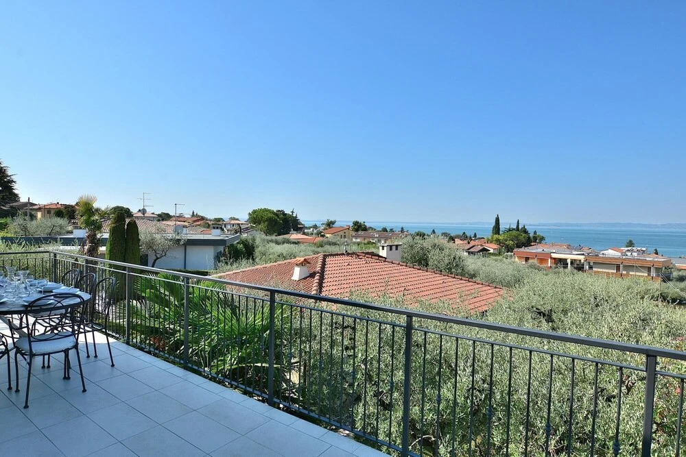 Villa Lisi - Sleeps 8 Private Garden in Residence With Pool in Bardolino