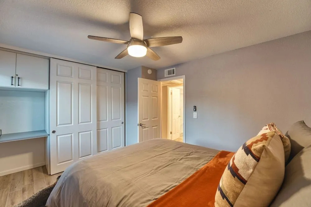 2BR Sleeps 6 Pool BBQ Gym Hot Tub & Bar Hopping!