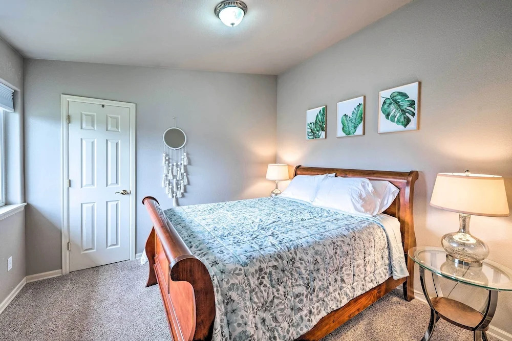 Apartment w/ Patio & Grill Access ~ 1/2 Mi to Bay!