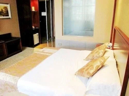 Yangzhong New World Hotel