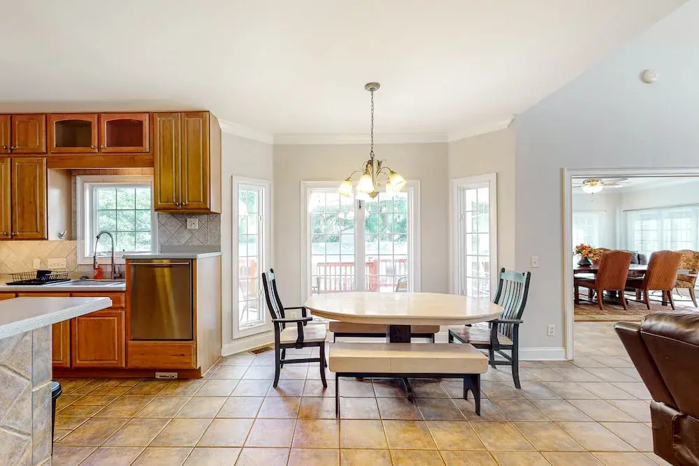 Beautiful Home With Modern Conveniences - Close to the Beach, Dogs Welcome