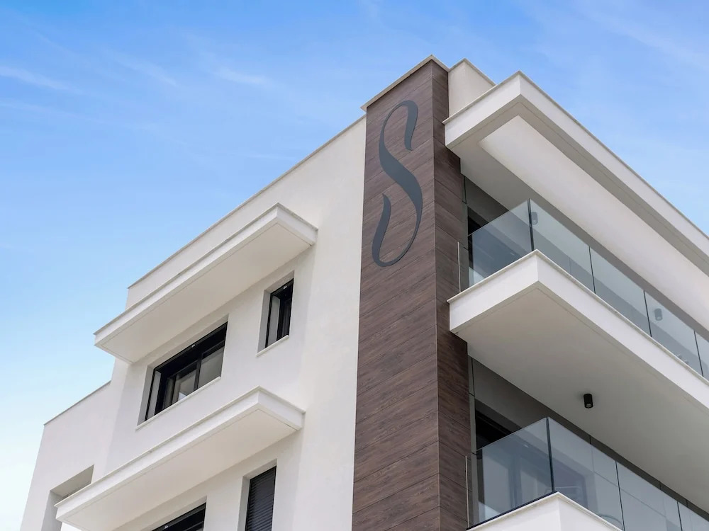 Sanders Elgio - Neat 3-bdr Apt With Rooftop